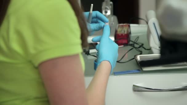 Dentista trabalhando com instrumentos — Vídeo de Stock
