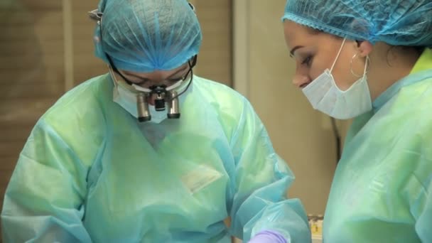 Equipe de cirurgiões trabalhando juntos em uma sala cirúrgica — Vídeo de Stock