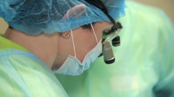 Cerrahi bir odada birlikte çalışan cerrah takımı — Stok video
