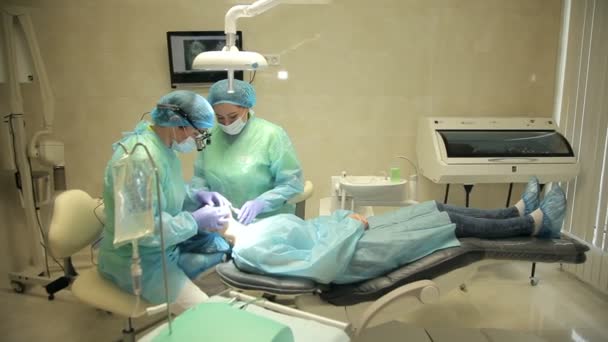 外科医生团队一起工作在一个外科的房间里 — 图库视频影像