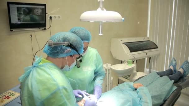 Команда хирургов работает вместе в операционной — стоковое видео
