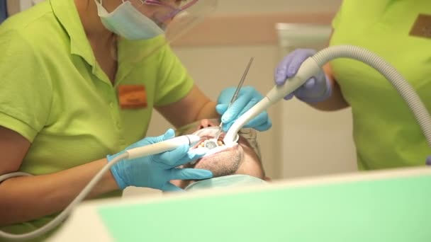 Dentista trata los dientes — Vídeo de stock