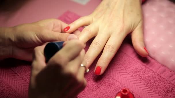Master maakt het meisje handen op salon manicure — Stockvideo