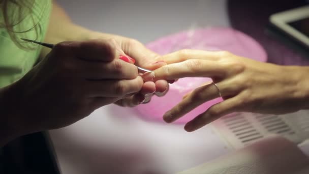 Mästaren gör flickan manikyr händer på salong — Stockvideo