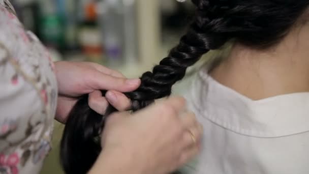 Barbeiro fazendo belo penteado com trança — Vídeo de Stock