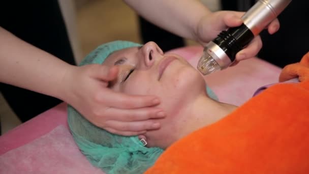 Procedura di cosmetologia di ringiovanimento della foto — Video Stock