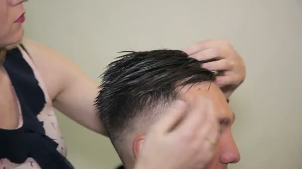 Barber ležela vlasy člověka v salónu krásy. — Stock video