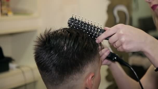 Barber ležela vlasy člověka v salónu krásy. — Stock video