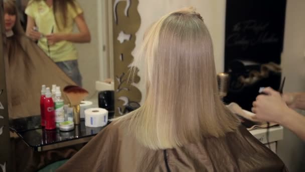 Professioneller Friseur mit Schere — Stockvideo