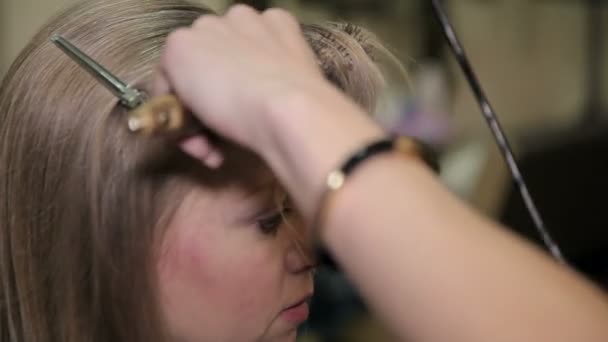 Corte de cabelo das mulheres. cabeleireiro — Vídeo de Stock