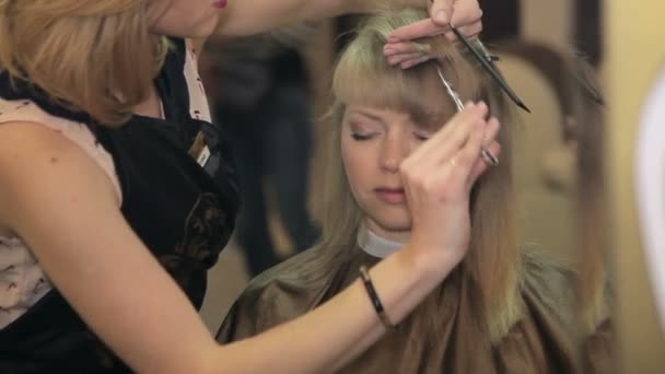 Женская стрижка. парикмахер — стоковое видео