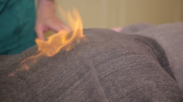 Especialista masaje espalda masaje mujer con fuego — Vídeo de stock