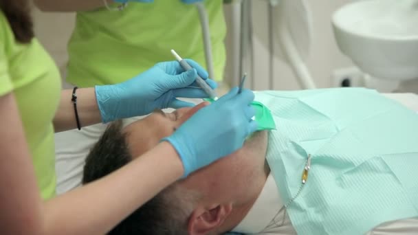 현미경으로 치과 의사 시험 — 비디오