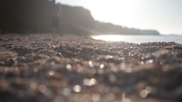 Un hombre camina por la orilla del mar — Vídeo de stock