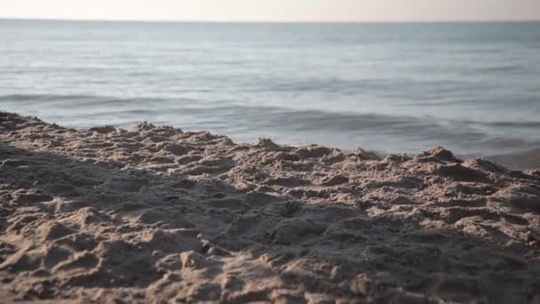 Ένας άντρας περπατά κατά μήκος της παραλίας — Αρχείο Βίντεο