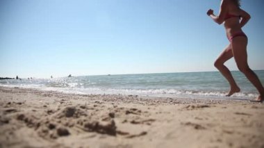 Kadın deniz kıyısı çalışır.