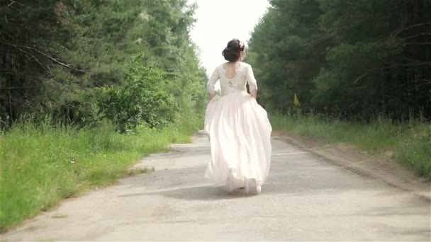Maravillosa novia huye — Vídeos de Stock