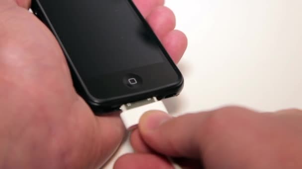 Homme Chargeant Smartphone 