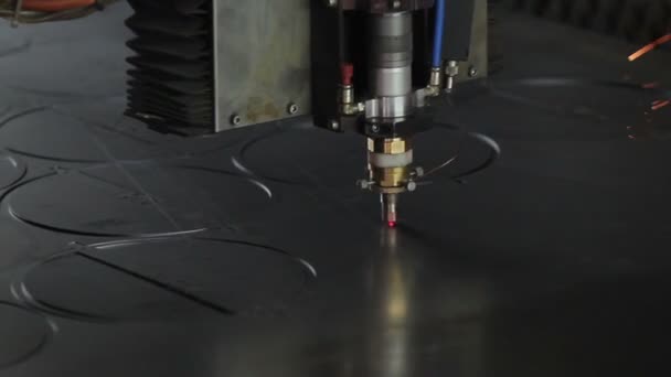 Corte a laser de metal — Vídeo de Stock