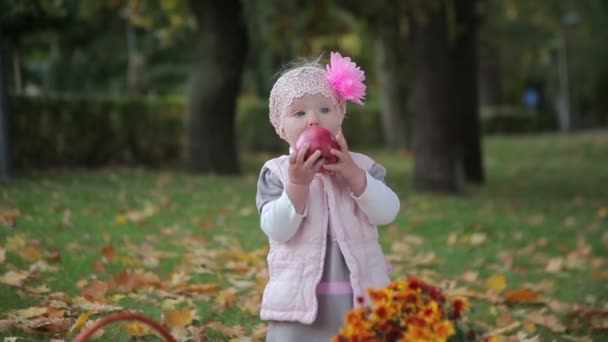 Маленька дівчинка і яблуко — стокове відео