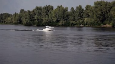 Motorlu tekne nehirde yüzüyor.