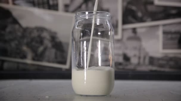 La leche se vierte en un tarro — Vídeos de Stock