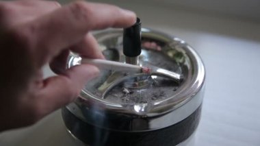 Bir kül tablası içinde sigara Şoklama