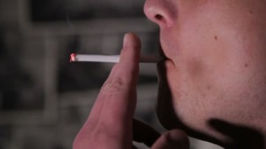 Yakışıklı genç sigara sigara