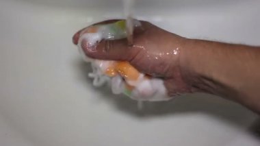 Sıkma sabunlu sünger