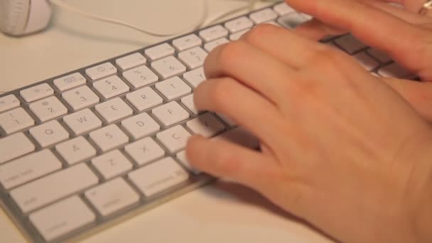 Mulher usando o teclado — Vídeo de Stock