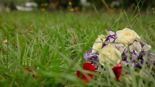 Bouquet de mariage de fleurs dans l'herbe — Video