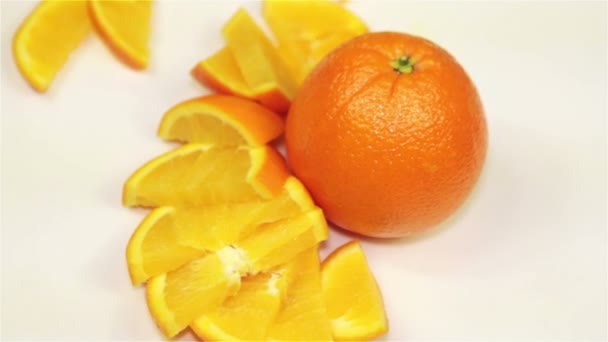 Masanın üzerinde turuncu döndürme yakın çekim — Stok video