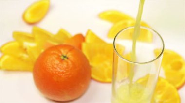 turuncu ve turuncu meyve suyu masada, yakın çekim