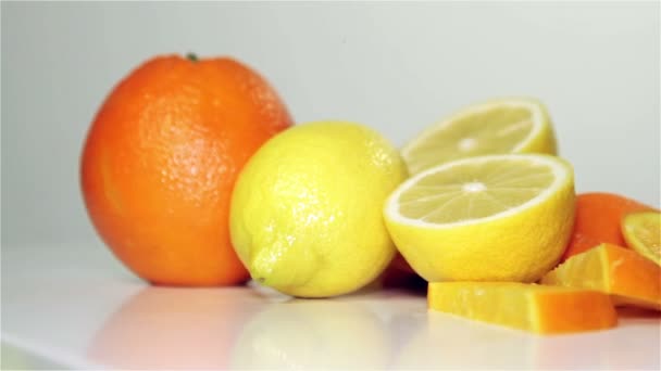 Orange and lemon rotation on the table, close-up — Stock Video