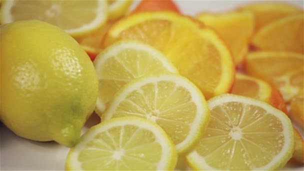 Rotación de naranja y limón sobre la mesa, primer plano — Vídeos de Stock