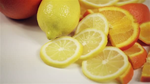 Оранжевый и лимонный ротации на столе, крупным планом — стоковое видео
