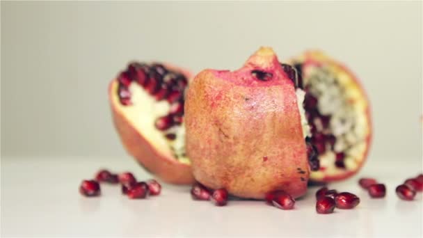 Granátové jablko rotace na stole, detail — Stock video