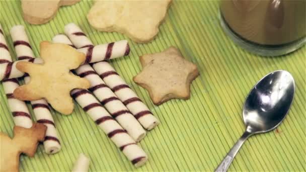 Cookies en koffie op een witte tabel rotatie — Stockvideo