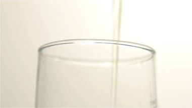 Bira bardağına döktü