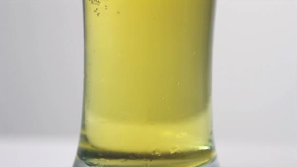 Bier gegoten in glas — Stockvideo