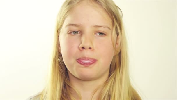 Menina infla a bolha de chiclete — Vídeo de Stock