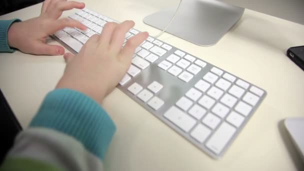 Meisje maakt gebruik van het toetsenbord en de muis — Stockvideo
