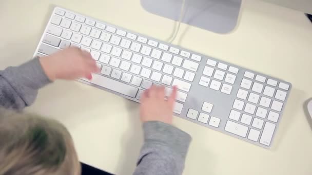 Niña usando un teclado — Vídeos de Stock