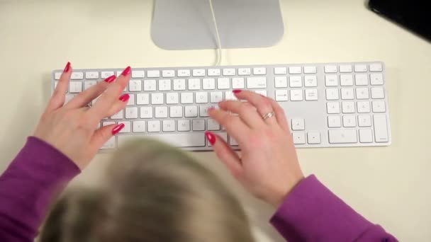 Vrouw die aan de computer werkt — Stockvideo