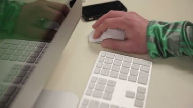 Bir adam bir klavye kullanır