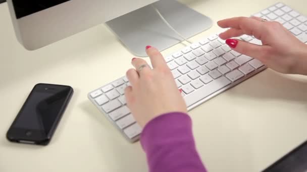 Woman working at the computer — Stock Video