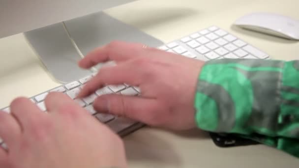 Un hombre usa un teclado — Vídeos de Stock