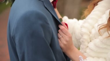 Gelin ve damat gülmek ve bir yürüyüş zevk.