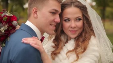 Gelin ve damat gülmek ve bir yürüyüş zevk.
