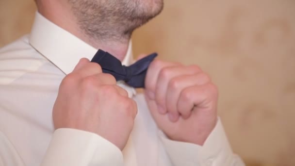 El novio ajusta su corbata. Primer plano. lentitud — Vídeo de stock